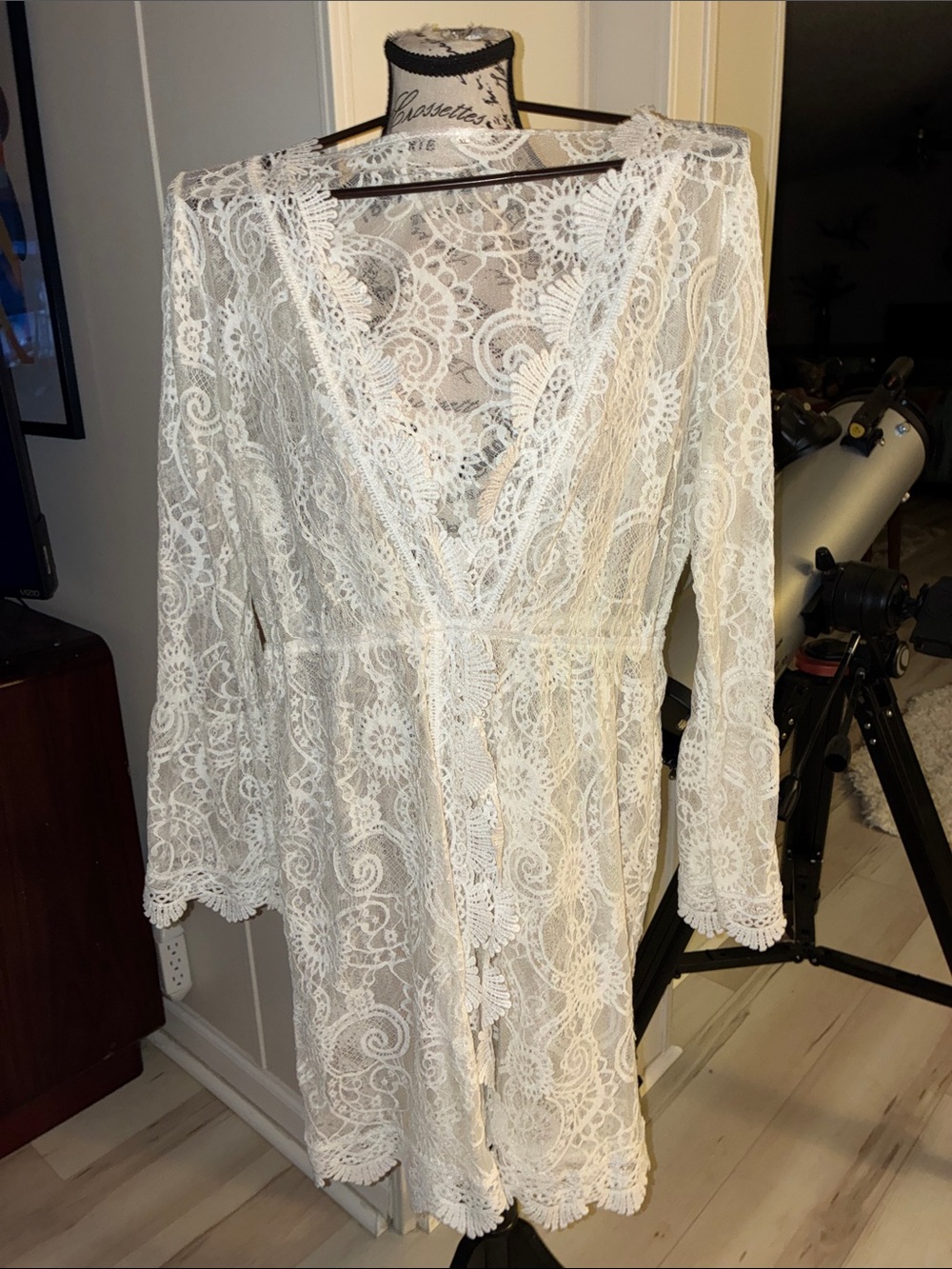 White Lace Cover-Up Elegant Women’ L-1X good condition